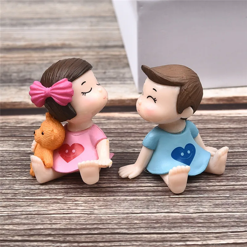 

2Pcs Little Lovers Couple Figurines Miniatures Fairy Garden Gnome Moss Terrariums Resin Crafts Table Decoration