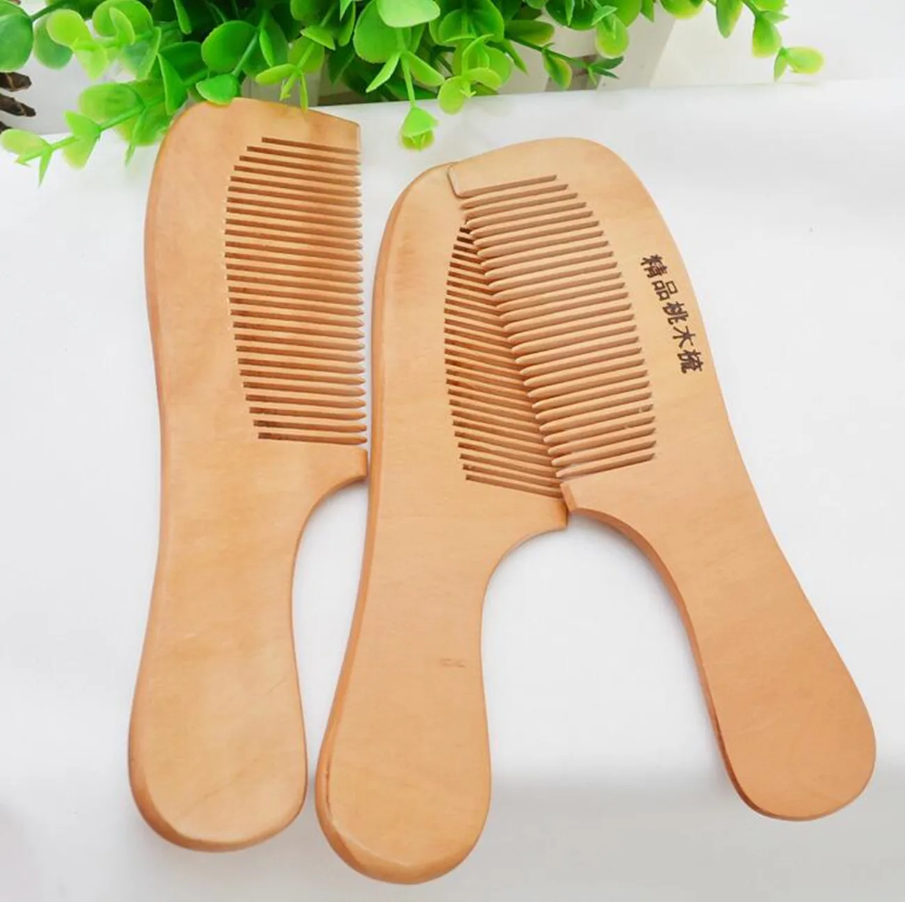 1 Pc New Round Handle Wooden Peach Comb Natural Hair Health Care Anti-static Messager Cute BeardCombs