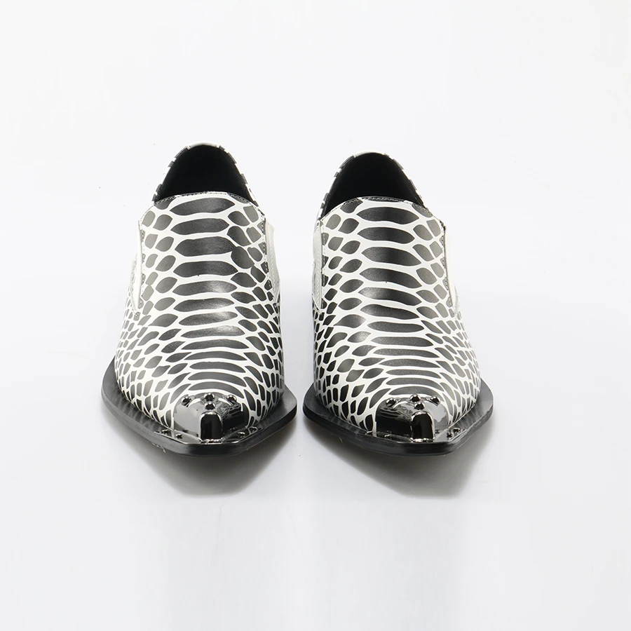 white Homens De Sapatos Okhotcn Novo as À Moda Feitas Do Rebite 100 Casuais Couro Red Fumar Pic Dedo Masculina Mão Chinelo Pé Apartamentos Metal Dos XBCOPqCwx