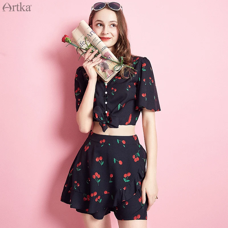 

ARTKA 2019 Summer New Women Set Fashion Flare Sleeve Sweet Print Set Bow Button Design Crop Top Ruffle Culottes Set RA10093X