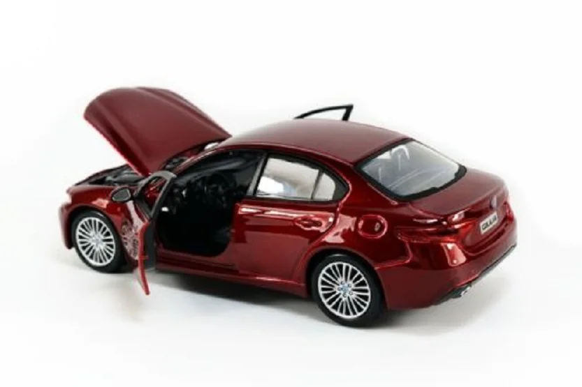 Модель спортивного гоночного автомобиля Bburago 1:24 2016 Alfa Romeo Giulia новинка в