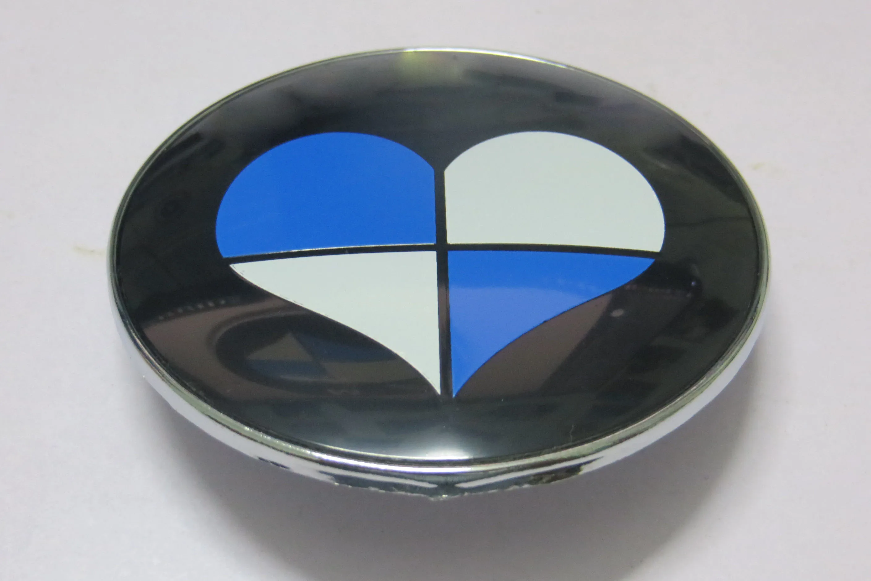 Цена 10 шт. 82 мм 74 мм Любовь синий и белый, черный и белый автомобильный значок с 2 штырьками автомобильный значок дешевые эмблемы 51148132375 автомобиль...