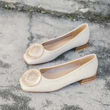 Неглубокий квадратный носок в стиле ретро; женские туфли-лодочки с круглым вырезом; праздничные туфли на плоской подошве с металлическими вставками; короткие однотонные лоферы; zapatos mujer; Новинка