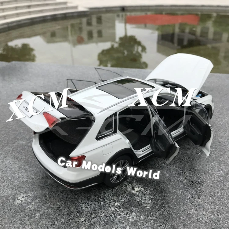 Литая модель автомобиля для C-TREK C-Trek(белый) 1:18+ маленький подарок