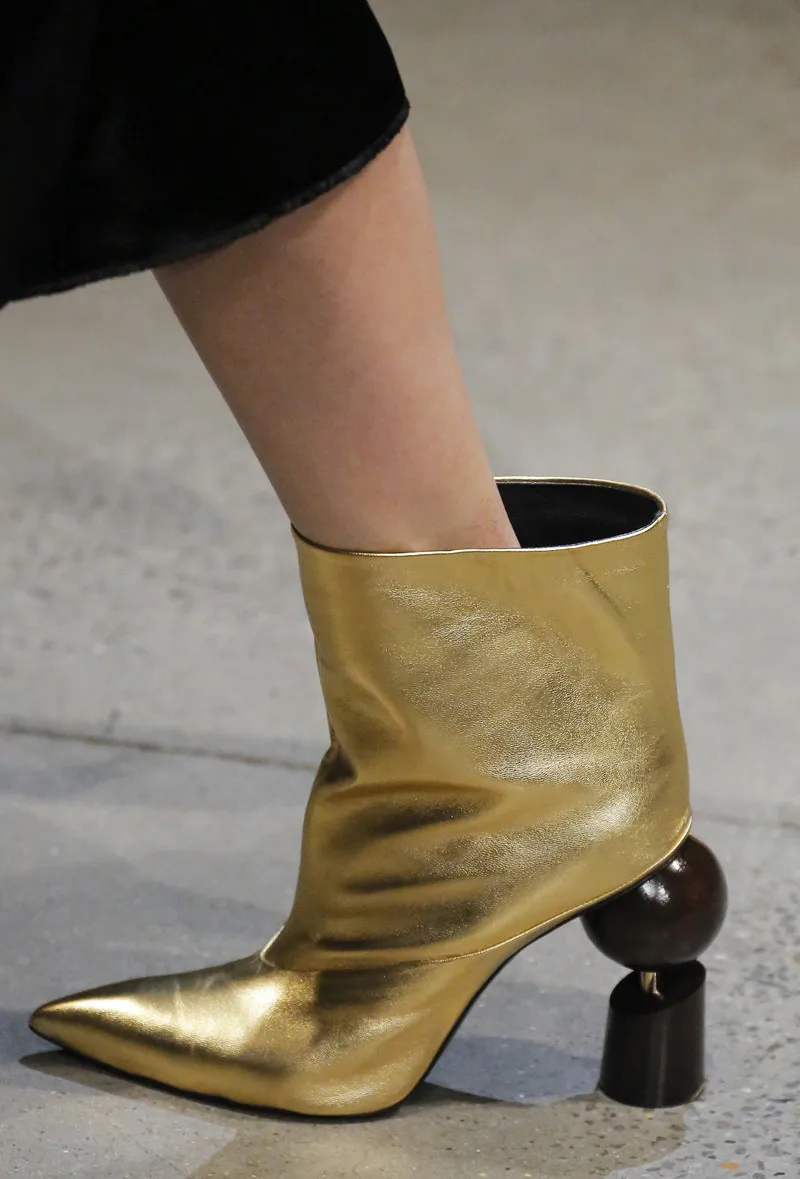 Женские кожаные полусапожки золотистого цвета; пикантные женские зимние ботинки «Челси» с острым носком; белые ботильоны; женская обувь на необычном высоком каблуке - Цвет: Золотой