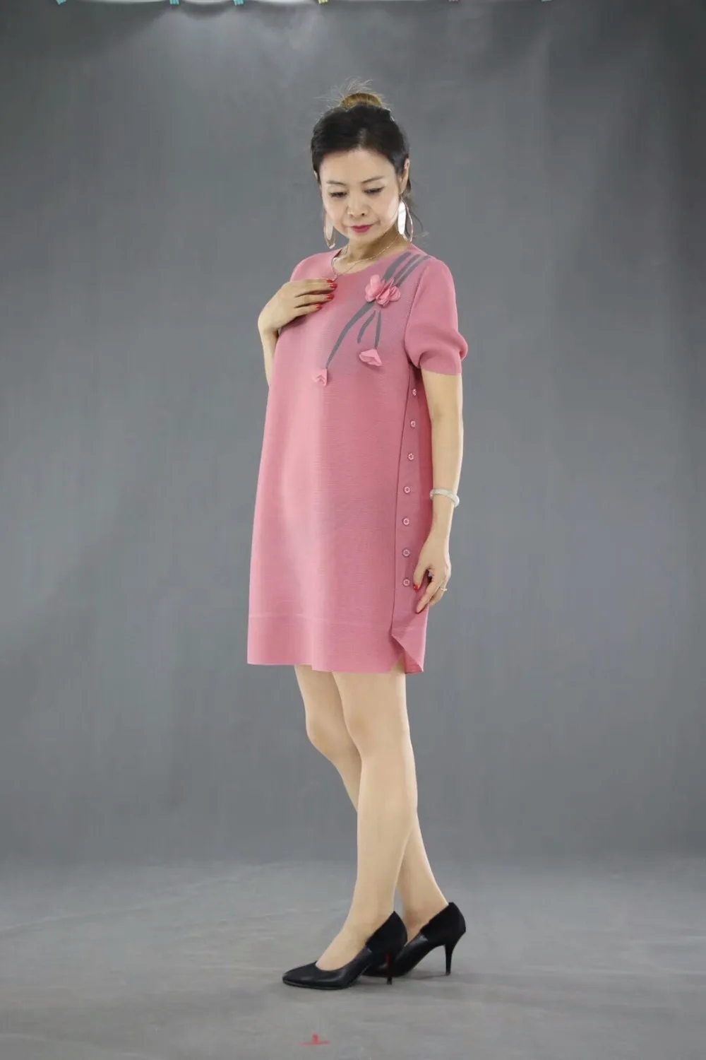 Модные раза чистый цвет аппликации с коротким рукавом кнопки на обе стороны длинная футболка