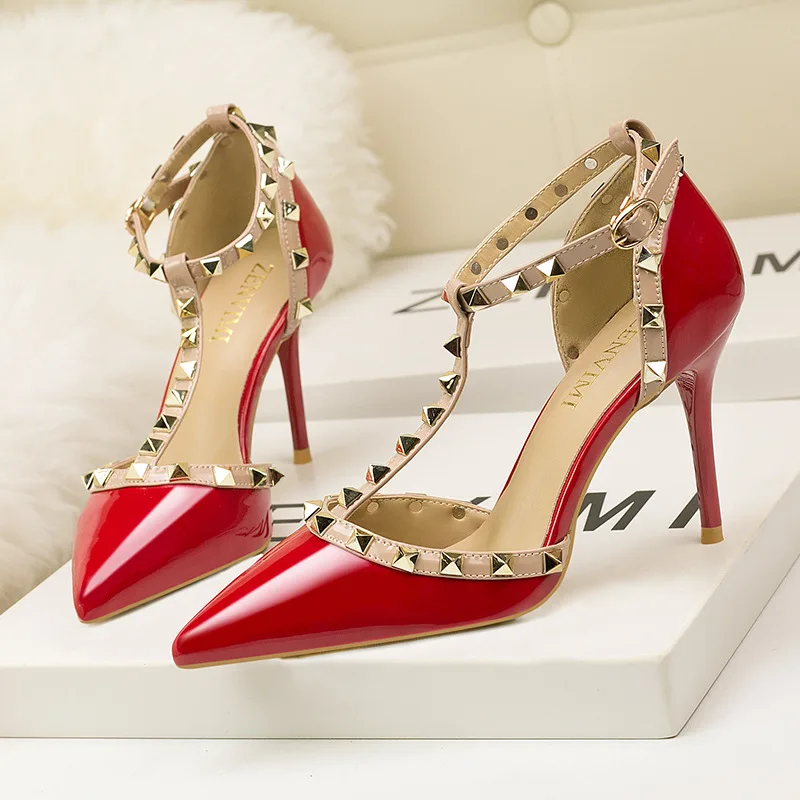QSR/туфли-лодочки на каблуке 9 см пикантные Клубные туфли на тонком высоком каблуке, с закрытым носком, с заклепками, женские тонкие туфли - Цвет: Красный