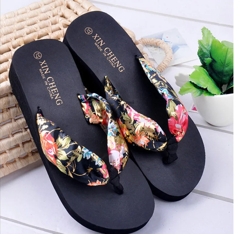 Женская обувь; пляжные сандалии в богемном стиле с цветочным принтом; шлепанцы на танкетке и платформе; пляжные вьетнамки; повседневная женская обувь; коллекция 2,881 года - Цвет: Black