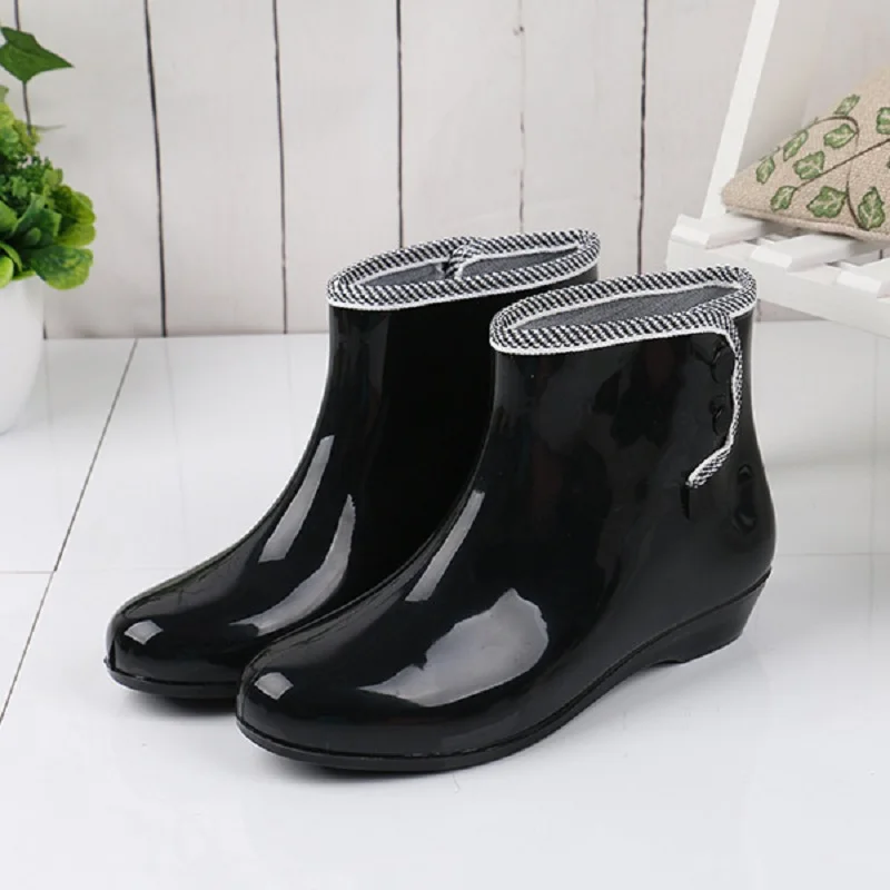 baratas Botas de chuva sapatos de chuva das mulheres à prova d água botões de borracha botas com pelúcia para deslizar sobre as mulheres de inverno ankle boots 8e10