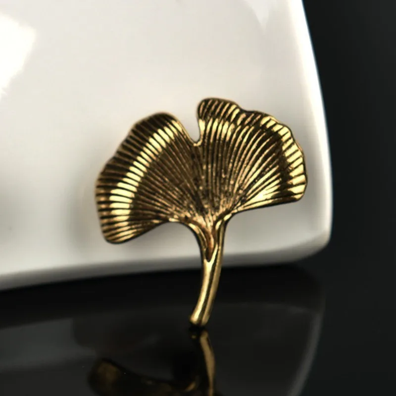 

SHUANGR Fashion Antique Gold Ginkgo Leaf Brooches For Wedding Mens Suit Brooch Party Dress Collar Pin Metal Lapel Pin Jewelry