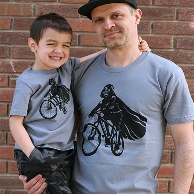 Футболки для отца и сына. Папа и сын в одинаковой одежде. Одежда папа и сын. Папа сын одежда комплекты. Папа и сын одежда.