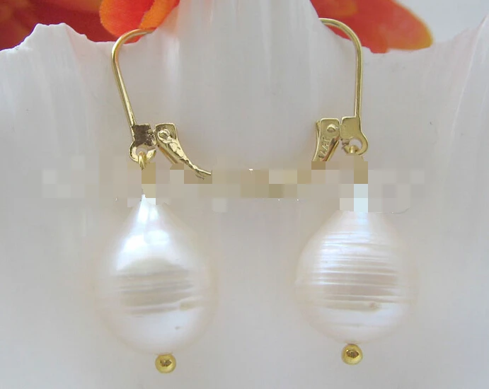 

1099 white baroque freshwater pearl earring
