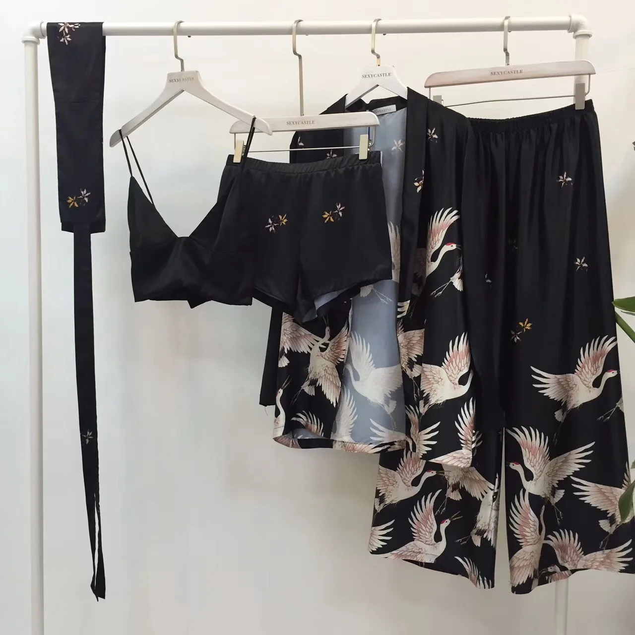 

2018 New Fashion Brand Spring Autumn Women's Satin Silk Pajamas Cranes Print Five Piece Pants Set Home Clothing Casual Nightwear