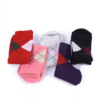 

Winter 2018 Fashion Geometric Rhombus patterns sox thermal Red warm short socks harajuku Solid cotton women Casual Elegant sock