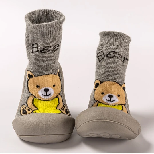 Toders/Обувь для маленьких мальчиков; Мягкая вязаная обувь с героями мультфильмов на резиновой подошве; теплые носки для маленьких девочек; нескользящие детские Тапочки - Цвет: Grey Bear