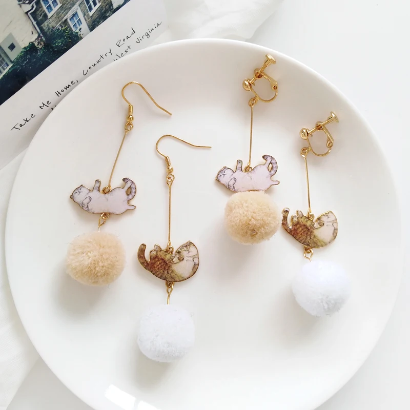 

Japanese Fashion Sweet Cute Cat Hairball Asymmetry Dangle Earrings Student Girl Creative Personality Ear Clip
