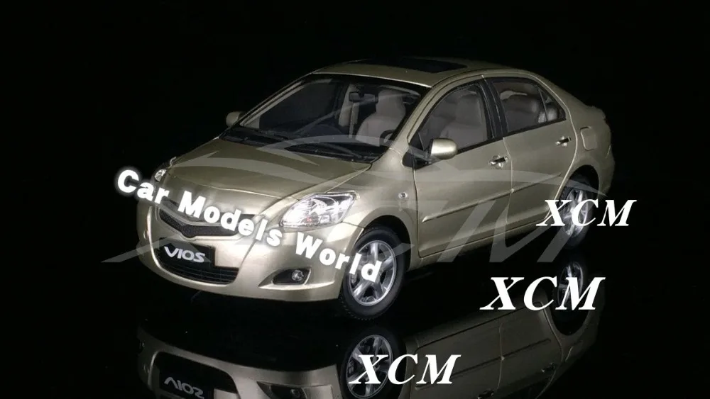 Литья под давлением модель автомобиля для старых Vios 1:18 (золото) + небольшой
