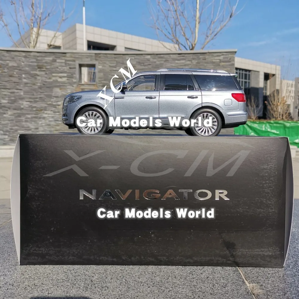 

Diecast Car Model for Navigator 1:18 (Silver/Blue) + SMALL GIFT!!!!!