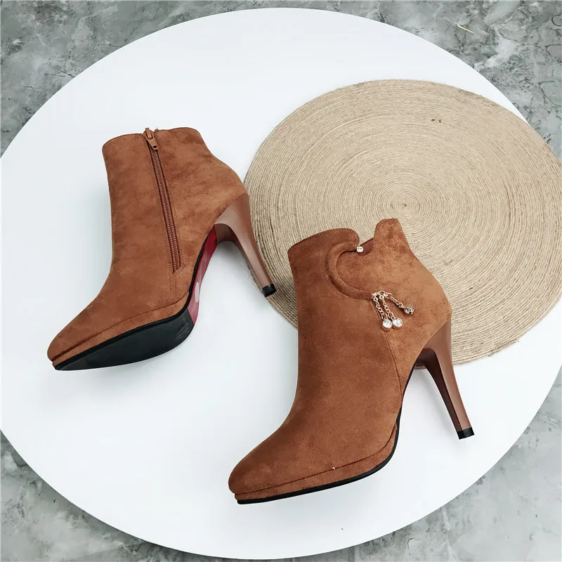 

2018 new pointed zipper scrub high-heeled Chelsea boots.