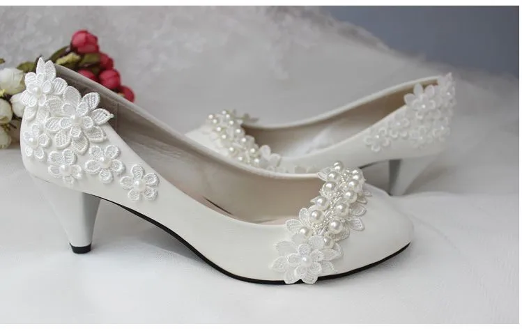 Белые свадебные туфли; Новинка года; дизайнерские женские вечерние туфли-лодочки с кружевом и бусинами; туфли для невесты на среднем каблуке