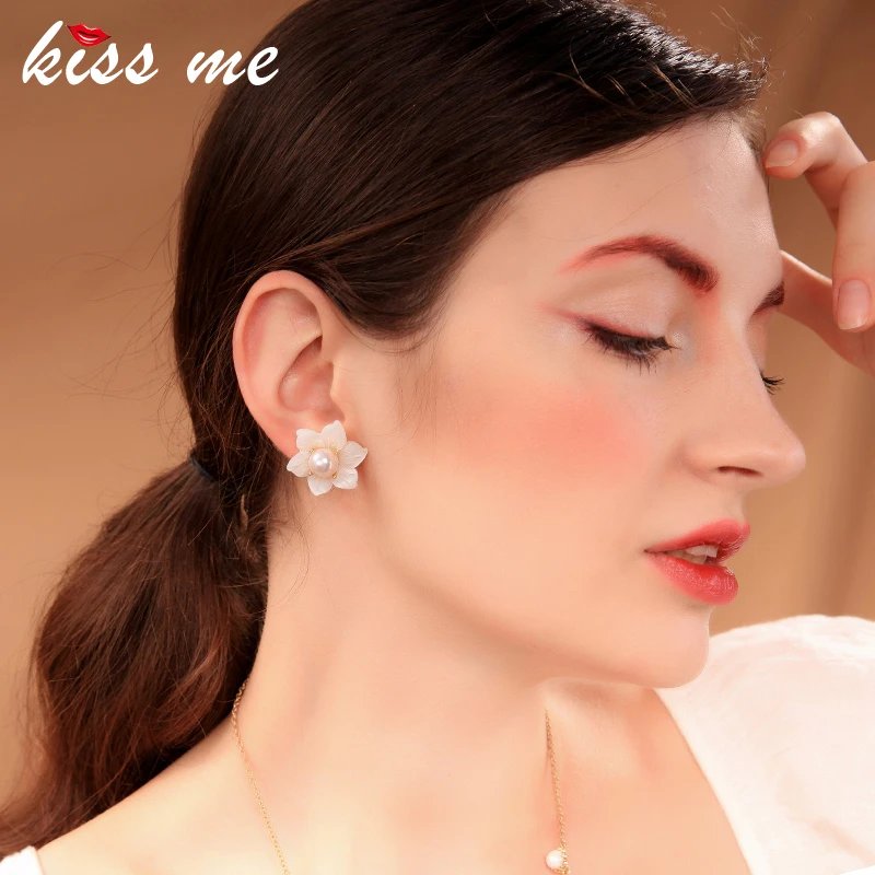 Kissme элегантный акриловый жемчуг белые цветы на полочки серьги гвоздики для женщин Подарки Серьги золотого цвета модные ювелирные аксессуары