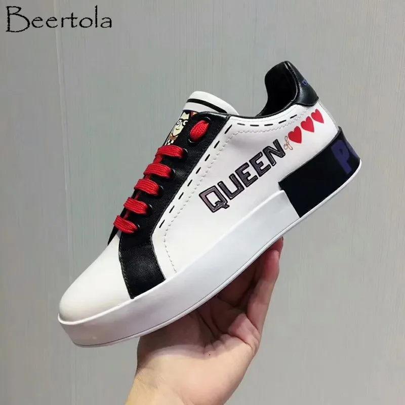

Beertola Poker Queen Print Leather Sneakers Woman Mixed Color Hey Baby Cartoon Round Toe Flats Woman Chaussure Femme Lace Up
