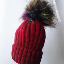 KUE040 зимняя вязаная шапка Радужный искусственный мех енота помпон вязаная шапочка 14 см меховая помпон Пушистый Лыжная Шапочка Капот Homme