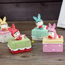 2016 Hot (1 pcs/lot)Mini Hand-cranked Music Box Lovely Expression Doll Resin Crafts Case Kids Toys Birthday Christmas Gift