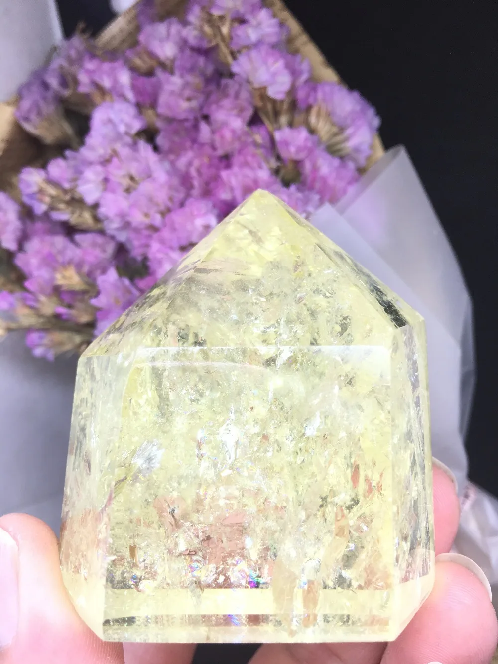 Натуральный красивый желтый кристалл столпов