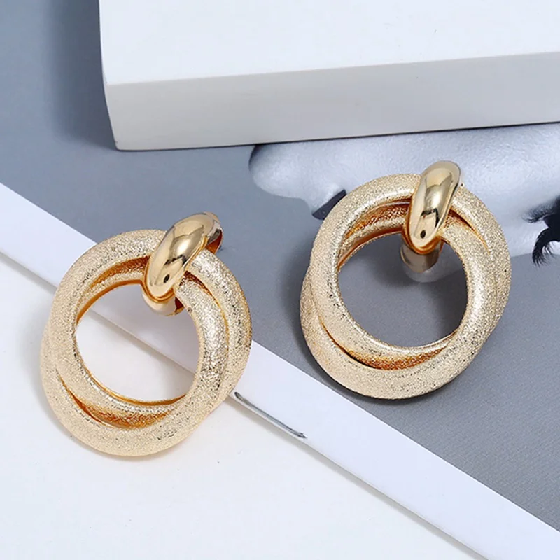

Ladies Fashion Gold Twist Earrings Matte Circle Small Hoop Earrings for Women Simple Twisted Hoops Metal Sliver Jewelry Femlae