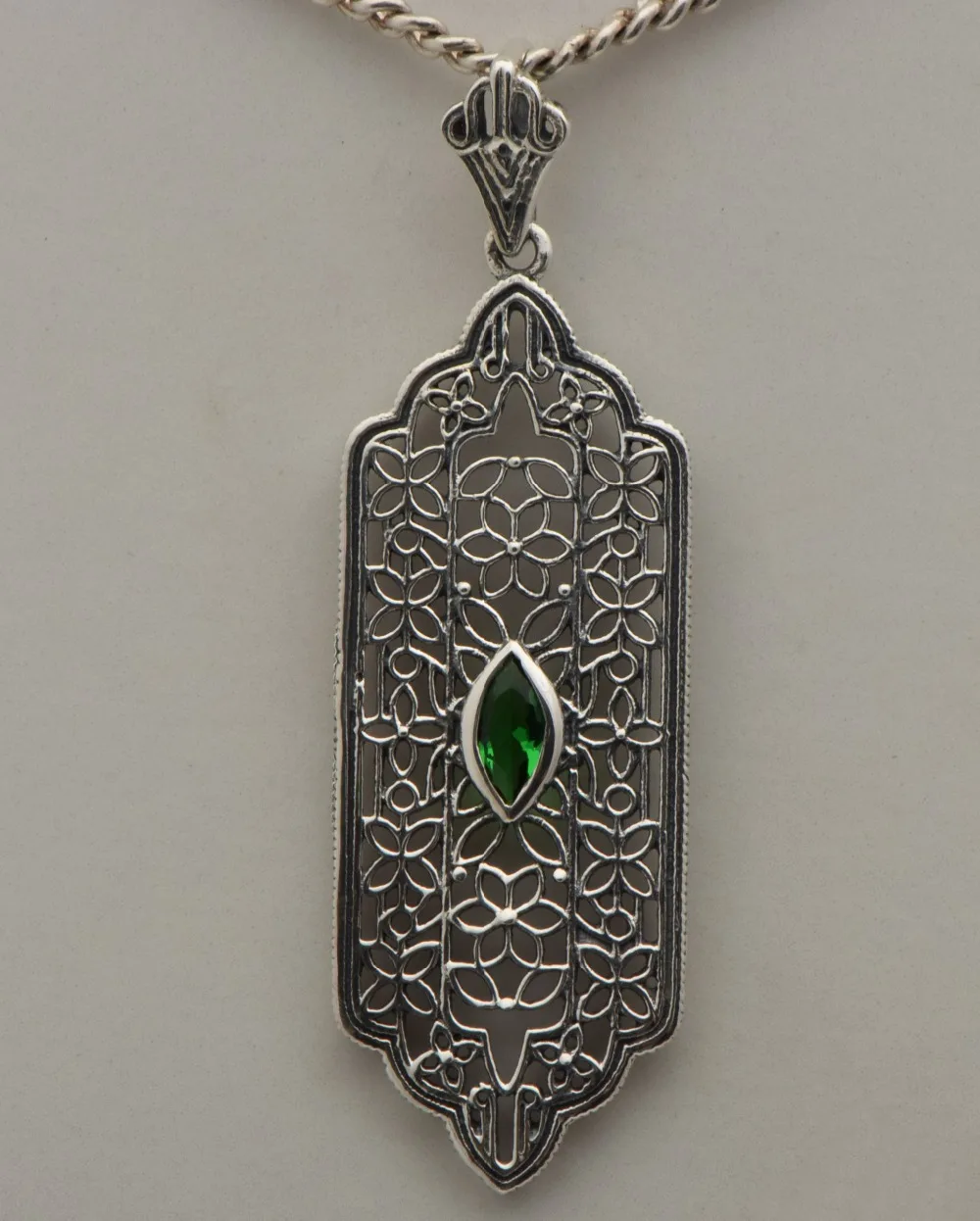 

Europe and the United States hollow out pattern character elegant luxury 925 sterling silver emerald pendant necklace