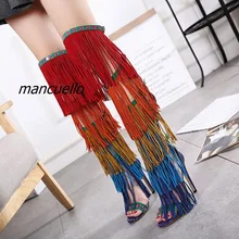 Стильные пикантные высокие босоножки с бахромой и пряжкой; ботинки в классическом стиле; босоножки из искусственной кожи на шпильках; модная обувь с кисточками для сцены