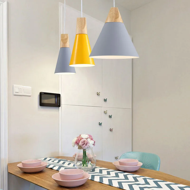 Baratos Luces colgantes de metal de madera colorido E27 led lámpara colgante 7 colores diseño nórdico luces colgantes decoración de comedor cuerda luz led