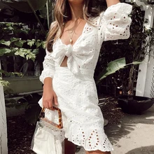 Fargeous Vintage blanco bordado Vestido corto mujeres 2019 nuevo Casual vacaciones ahueca hacia fuera V cuello de encaje hasta Vestidos de mujer