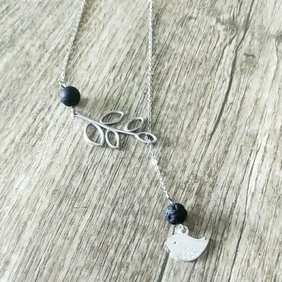 Ветка листьев маленькая птица черная бусина из лавового камня ожерелье