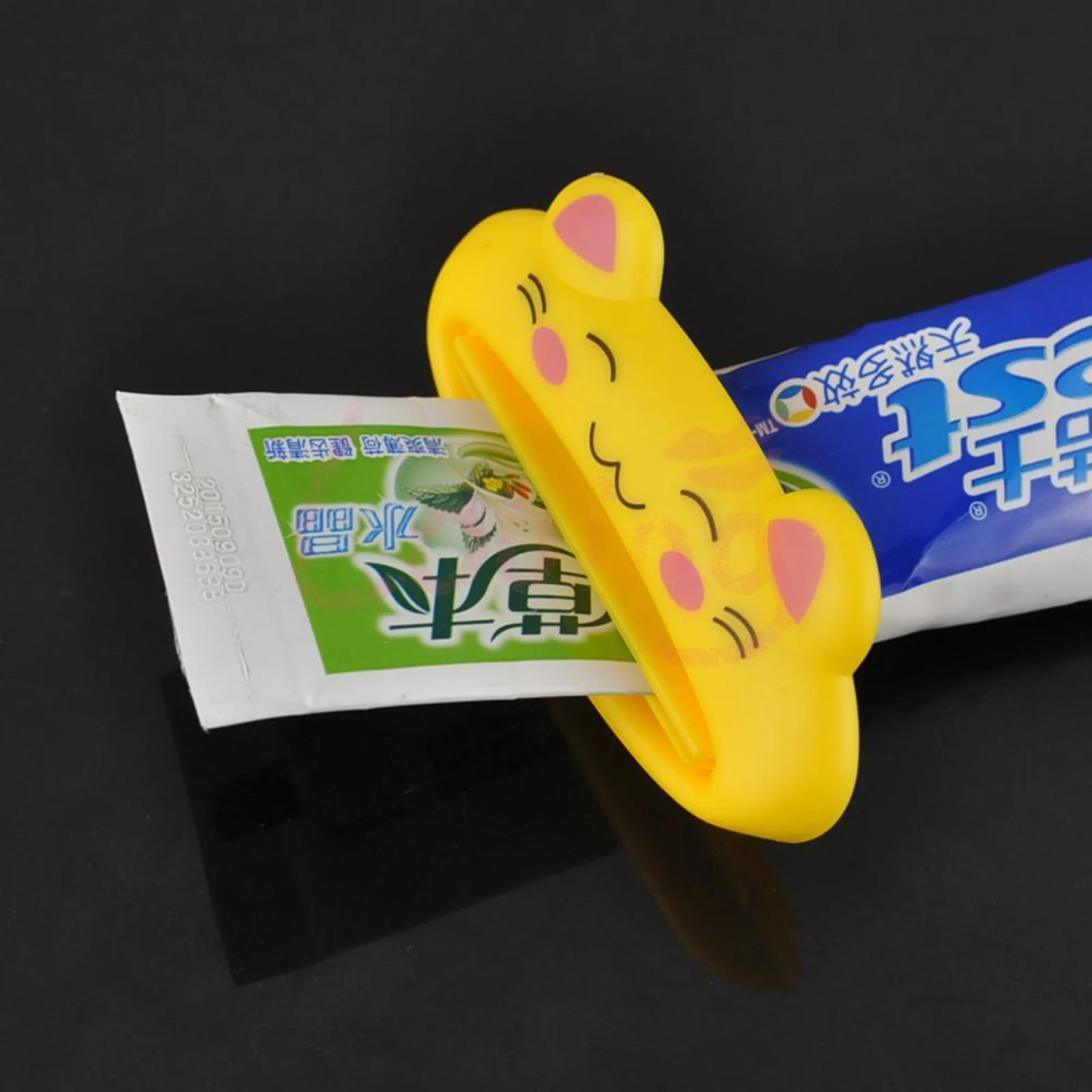 Горячая 1 шт. 9 см x 4 милые животные дома для ванной Rolling Tube зубные пасты держатель простая соковыжималка зубные пасты дозатор мультяшный