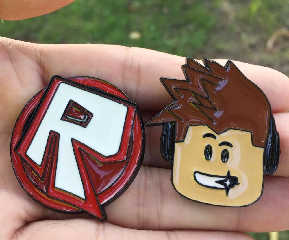 2018 Hot Game Roblox Face R logo Brooches Pin Metal Badge Hat Clothes ...