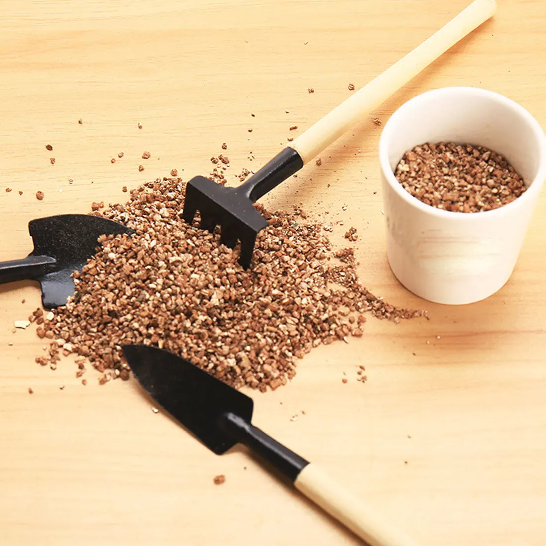 

3pcs/set Hand Tools Handle Gardening Tool Mini Garden Plant Tool Set With Wooden Shovel Rake