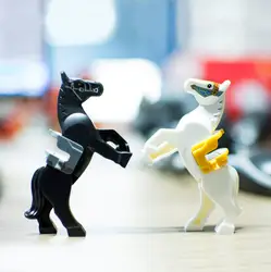 Черный/белый лошадь оружие оригинальный Блоки Кирпичи Обучающие игрушки Сват военные аксессуары, совместимые цифры