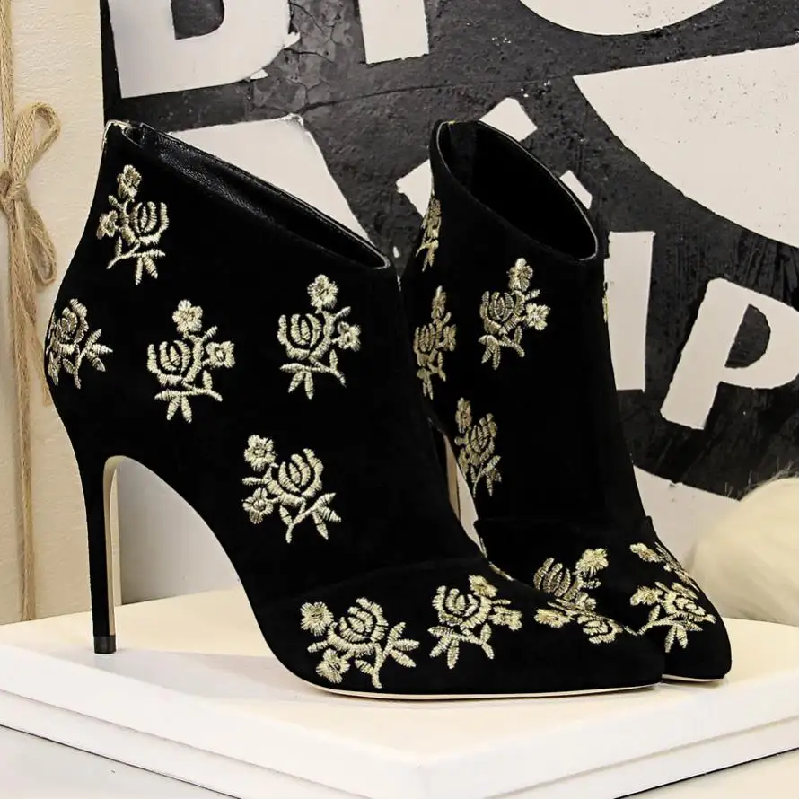 EOEODOIT/модные ботинки с вышивкой; пикантные короткие ботильоны на высоком каблуке-шпильке с острым носком и молнией сзади; ботинки для женщин; сезон осень-зима