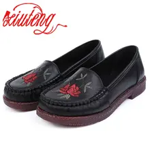 Xiuteng/Высококачественная обувь на плоской подошве с вышивкой; удобная кожаная обувь с мягкой подошвой; Большой размер 43; женская повседневная обувь для мам с мягкой подошвой