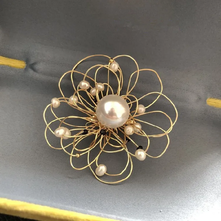 round pearl brooch (3)