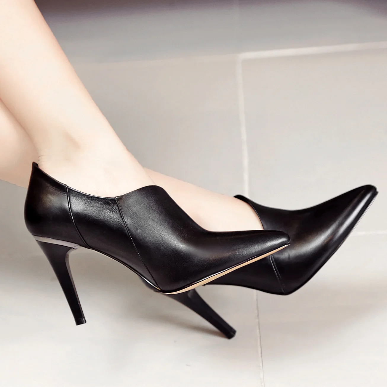 

In the autumn of 2016 new shallow mouth tip high-heeled women shoe leather work fine with the occupation of Rome wind shoes