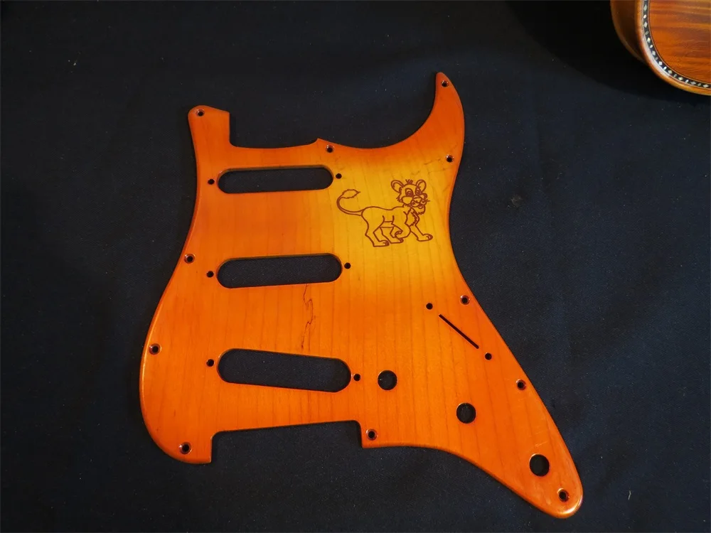

Твердая гитара Ailanthus светло-коричневого цвета SSS Pickguard