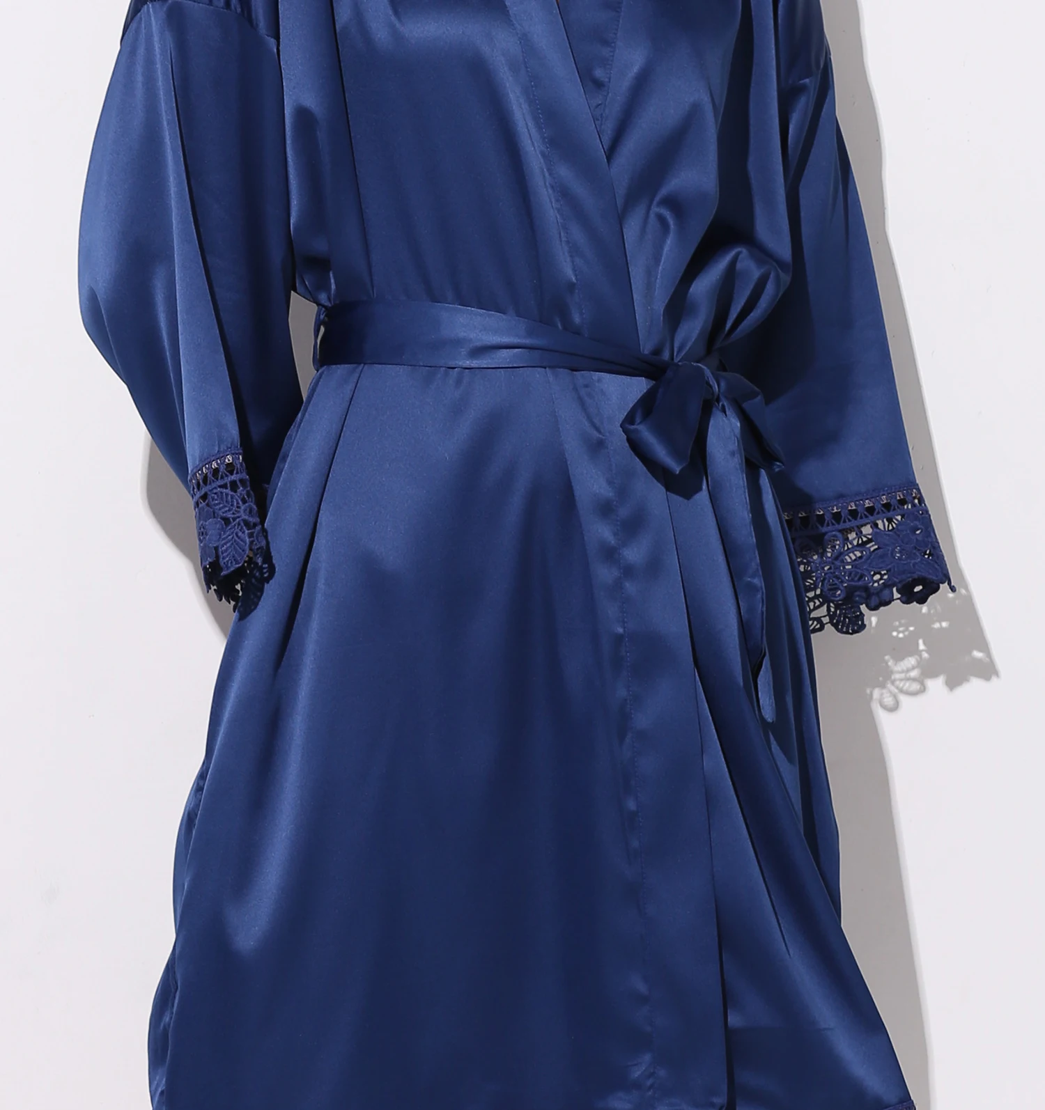 Шелковистый женский кружевной банный халат матовый Атласный халат для невесты и подружки невесты с кружевным халатиком Свадебные халаты подарки для свадебной вечеринки халат платье темно-синего цвета