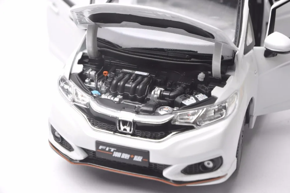 1:18 литая под давлением модель для Honda Fit Sport Jazz GK5 белый хэтчбек игрушечный автомобиль миниатюрная Коллекция подарков