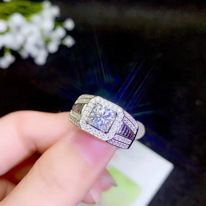 Мужские кольца Moissanite, в настоящее время самые популярные драгоценные камни, имеют высокую твердость, сравнимую с бриллиантами. 925 серебро