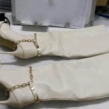 Новые модные золотистые металлические сапоги-гладиаторы до колена с острым носком и цепочкой черные, белые кожаные высокие сапоги на высоком каблуке