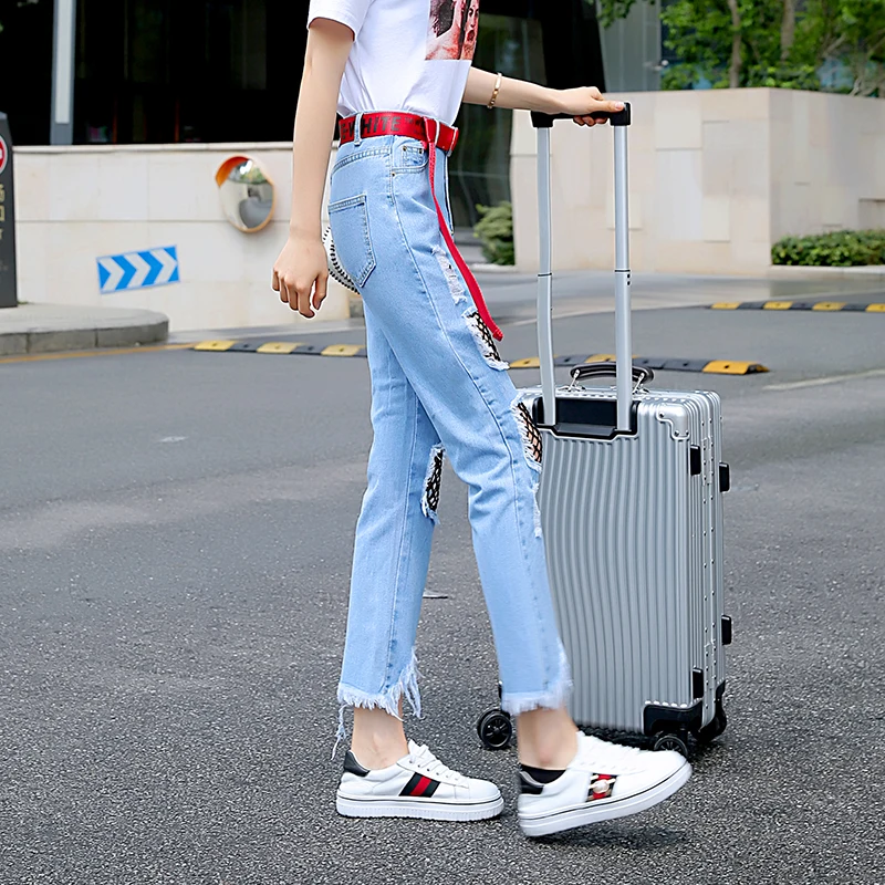 jeans tagliati alla caviglia