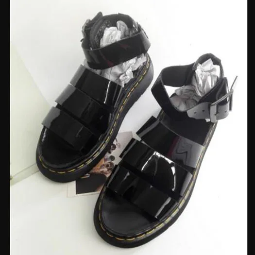 Дизайнерские босоножки; роскошные женские туфли из натуральной кожи; черные туфли в римском стиле с ремешками на лодыжках; туфли на плоской подошве; Туфли-гладиаторы из лакированной кожи с открытым носком - Цвет: black patent leather